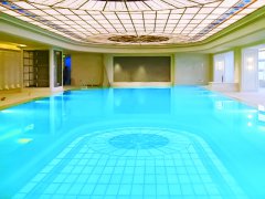 酒店室內(nèi)游泳池為什么要使用三集一體熱泵呢？